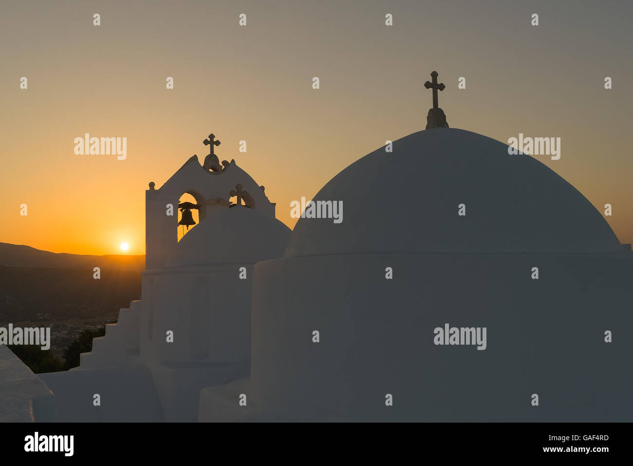 Silhouette della chiesa di Saint Antony nell isola di Paros contro il tramonto. Foto Stock