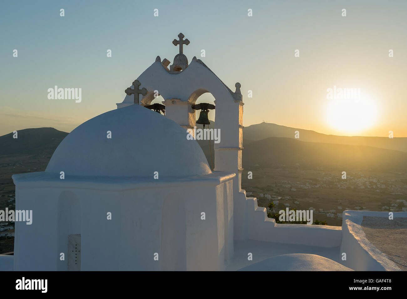 Bella chiesa Saint Antony nell isola di Paros in Grecia contro il tramonto. Foto Stock