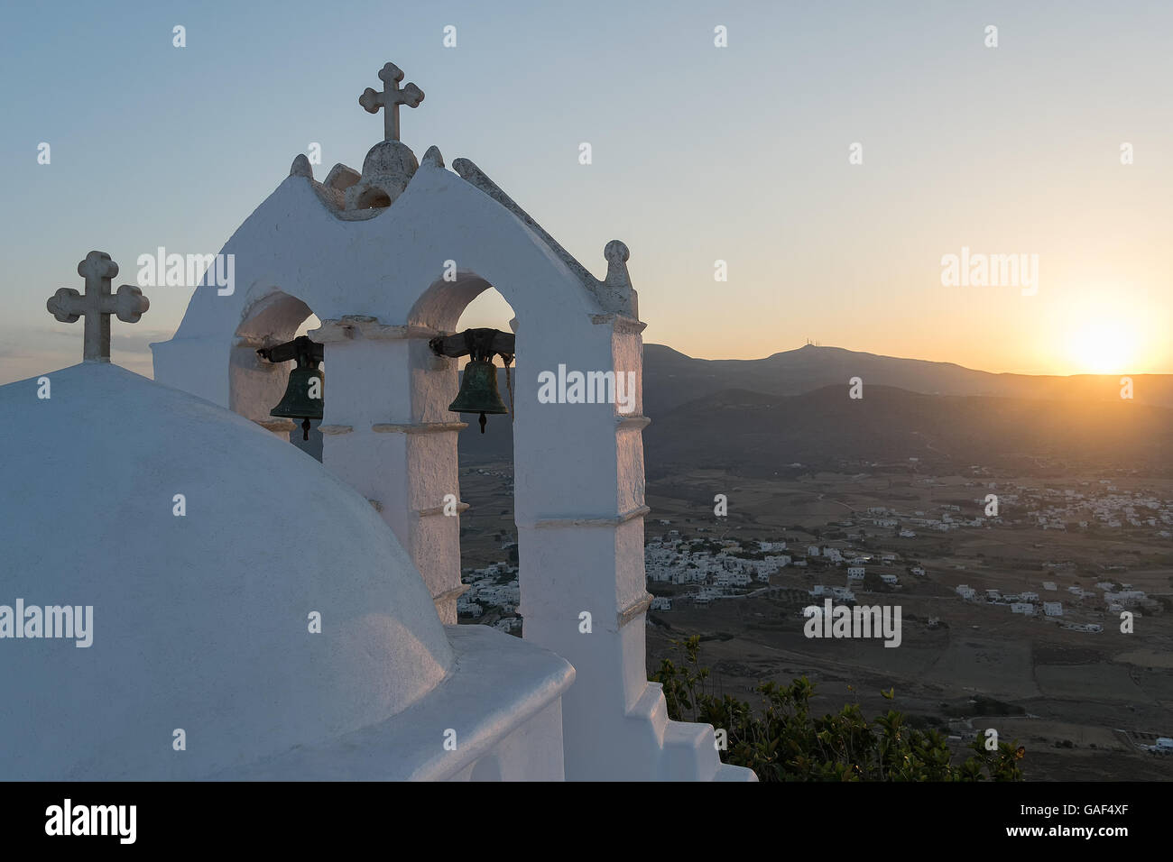 Tradizionale bellezza greca con una chiesa contro il sole sulla cima di una montagna. Foto Stock