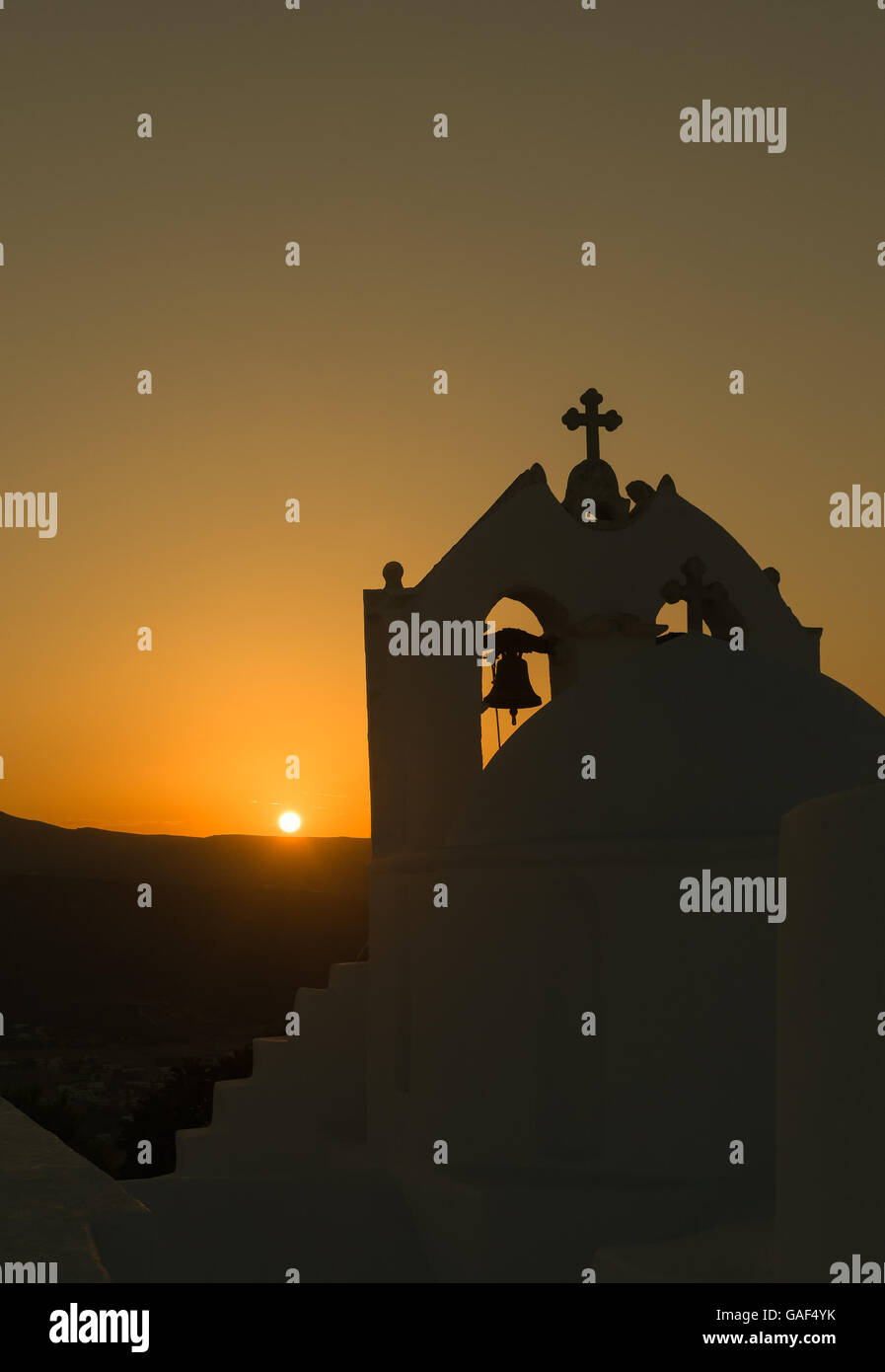 Silhouette della chiesa di Saint Antony nell isola di Paros contro il tramonto. Foto Stock