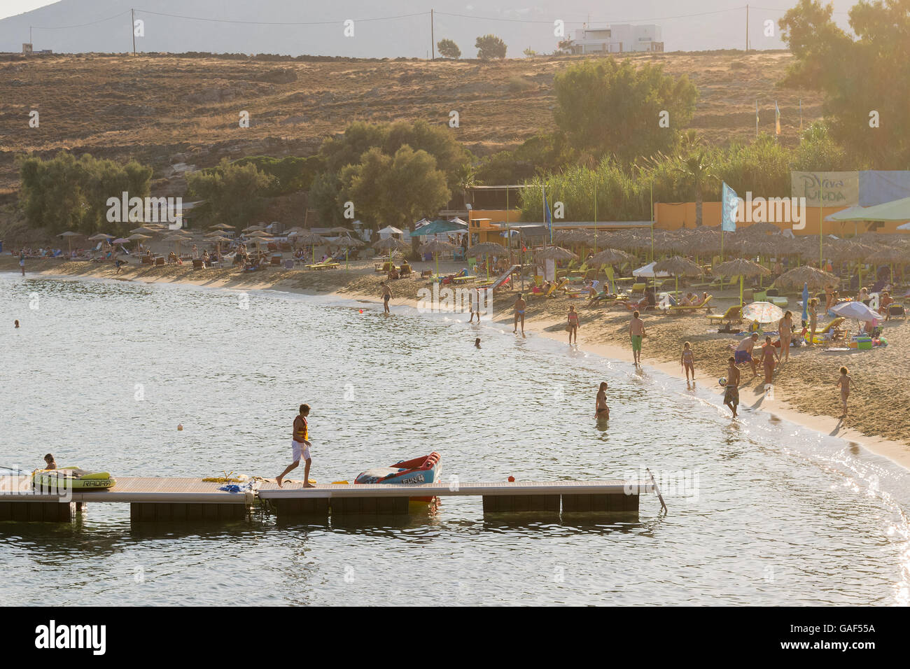 Paros Grecia 11 agosto 2015. Le persone che si godono la loro vacanza nella famosa spiaggia di Punda in isola di Paros in Grecia. Foto Stock