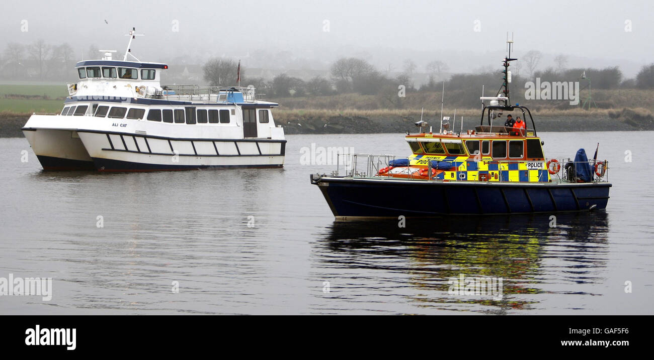 La scena sul fiume Clyde a Clydebank dove una grande ricerca è ripresa oggi, dopo rimorchiatore capsized barca in nebbia pesante. Foto Stock