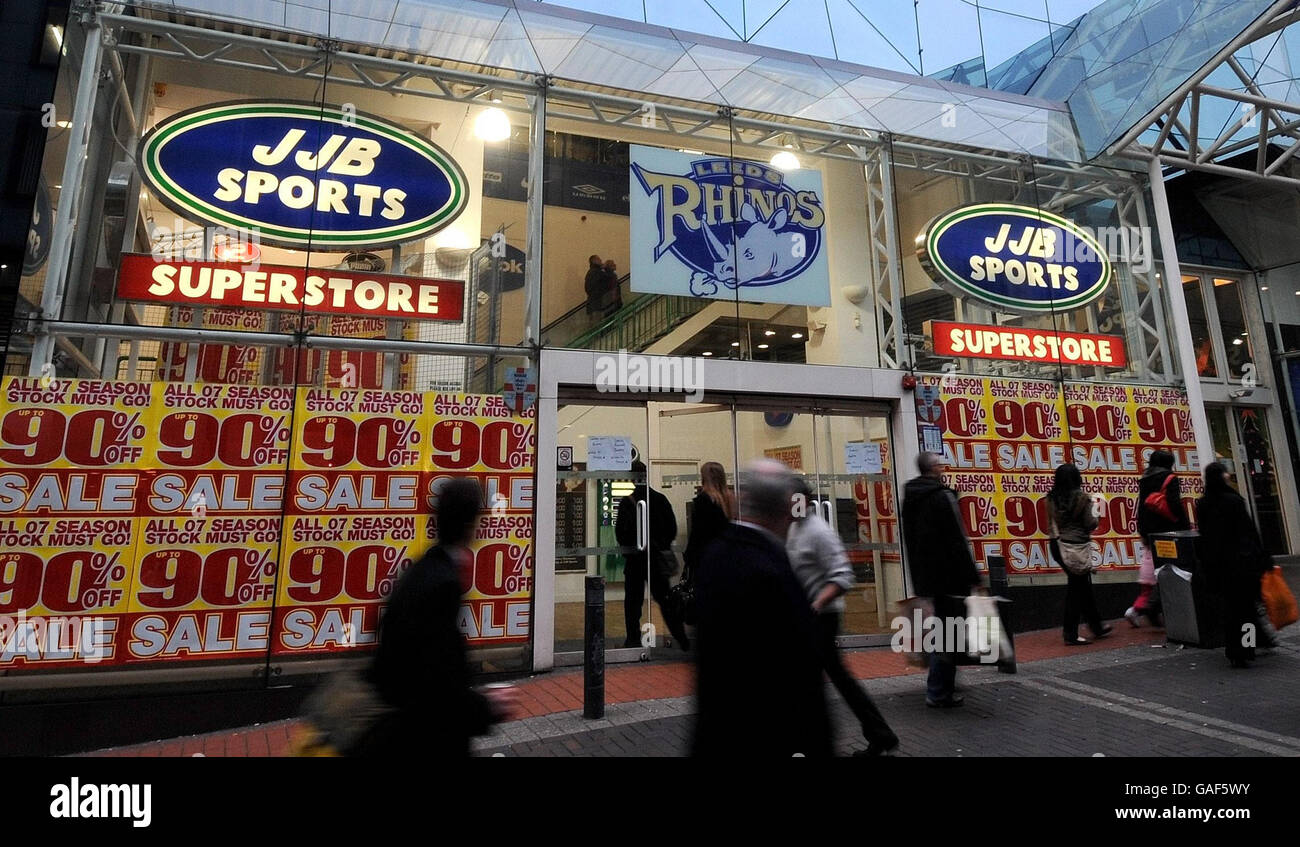 Grandi sconti sulle vendite pre-natalizie con il 90% di sconto sugli articoli in un negozio del centro di Leeds oggi stesso. Foto Stock
