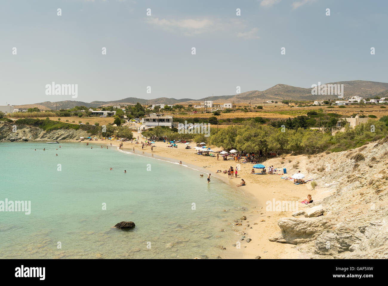 Persone nella famosa spiaggia di Lolantonis godendo le vacanze. Foto Stock