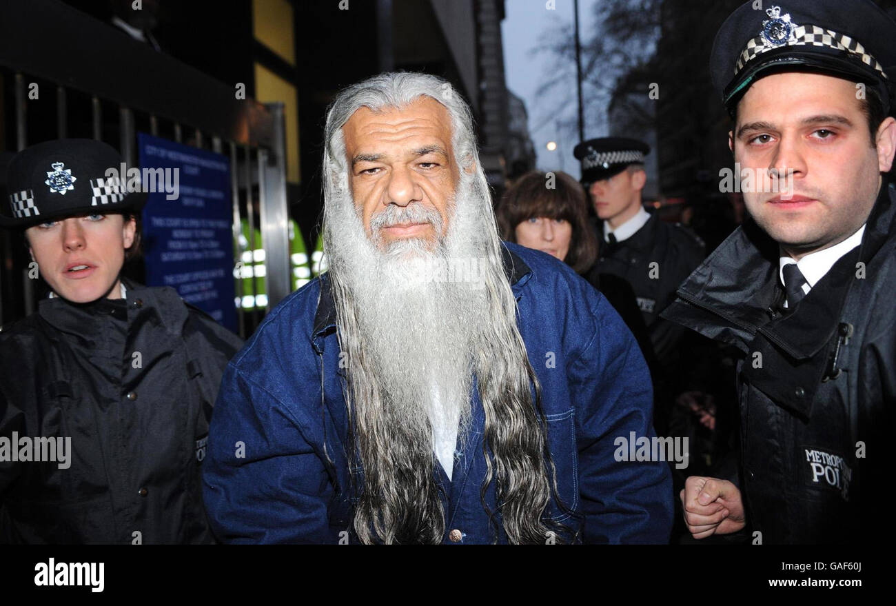 L'ex detenuto di Guantanamo Jamil el-Banna lascia la City of Westminster Magistrates Court a Londra oggi dopo essere stato dato il salvataggio. Foto Stock