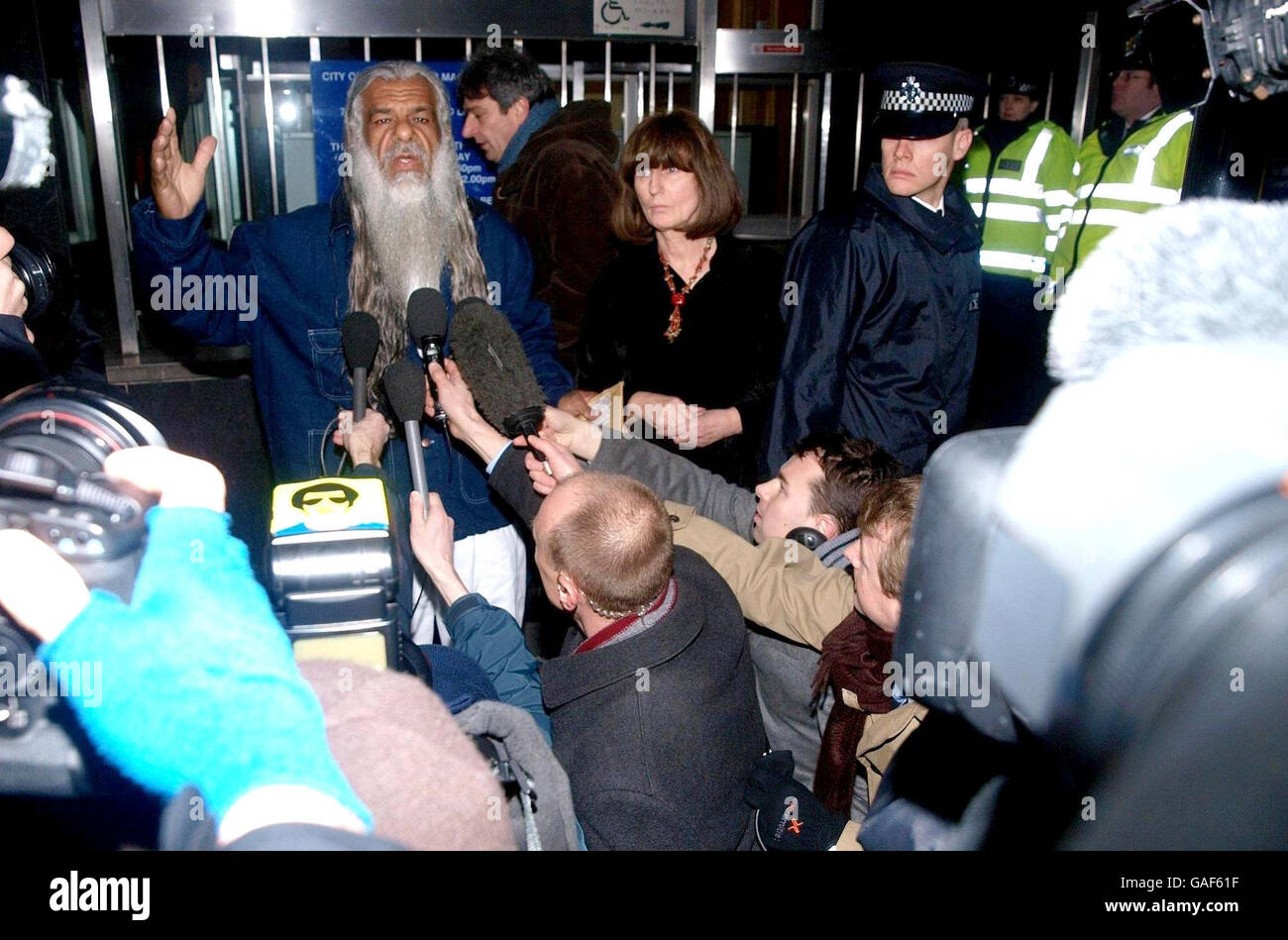 L'ex detenuto di Guantanamo Jamil el-Banna fa gesti mentre lascia la City of Westminster Magistrates Court a Londra oggi dopo essere stato concesso in cauzione accompagnato dall'avvocato per i diritti umani Gareth Peirce . Foto Stock