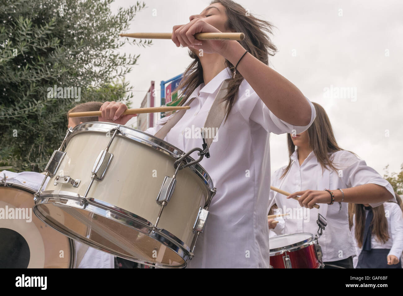 Atene, Grecia, 28 ottobre 2015. Studente con tamburi nella parata annuale del 28 ottobre. Foto Stock
