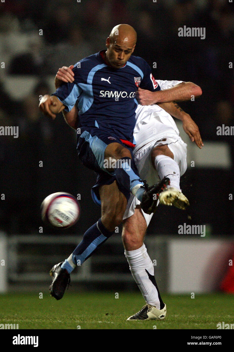 Calcio - Coca-Cola Football League Two - Milton Keynes Dons / Brentford - Stadio:mk. Danny Swailes di Milton Keynes e Lee Thorpe di Brentford Foto Stock