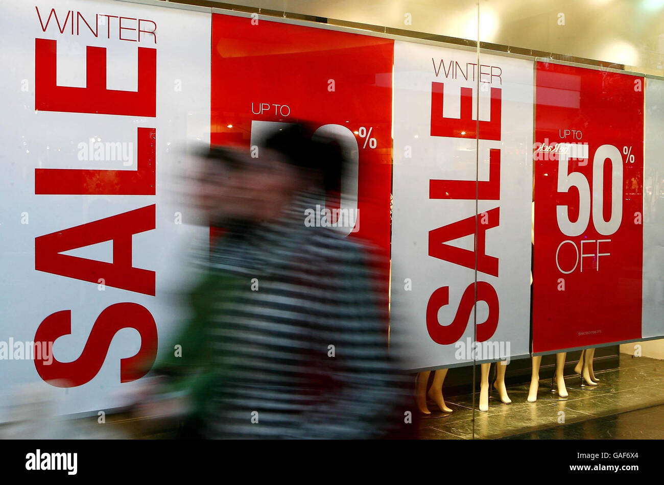 Gli amanti dello shopping potranno approfittare delle vendite pre-natalizie presso il centro commerciale Bluewater di Greenhitthe, Kent. Foto Stock