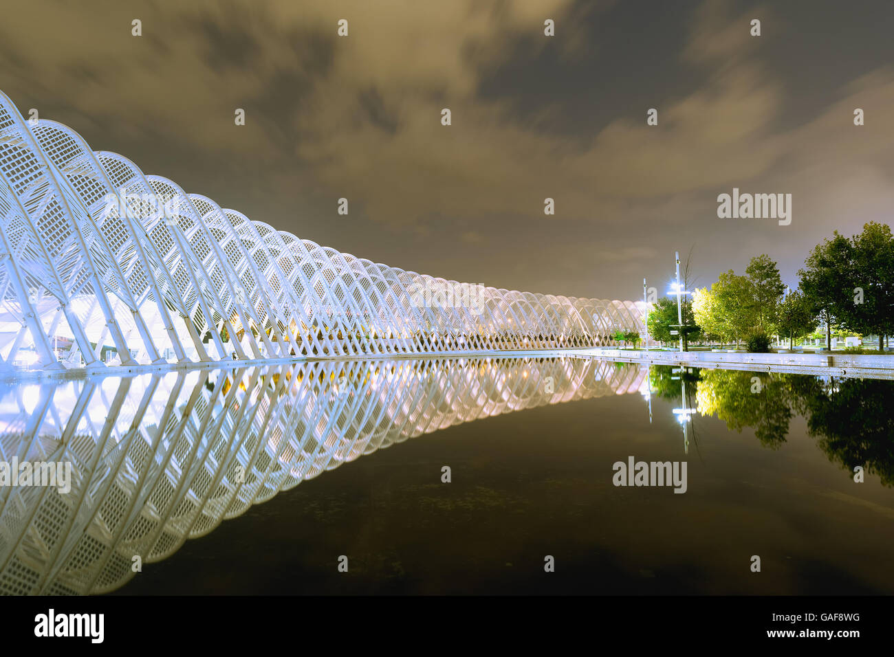Atene, Grecia 22 ottobre 2015. Vista notturna di OAKA complesso Olimpico di Atene che riflette nel lago. Foto Stock