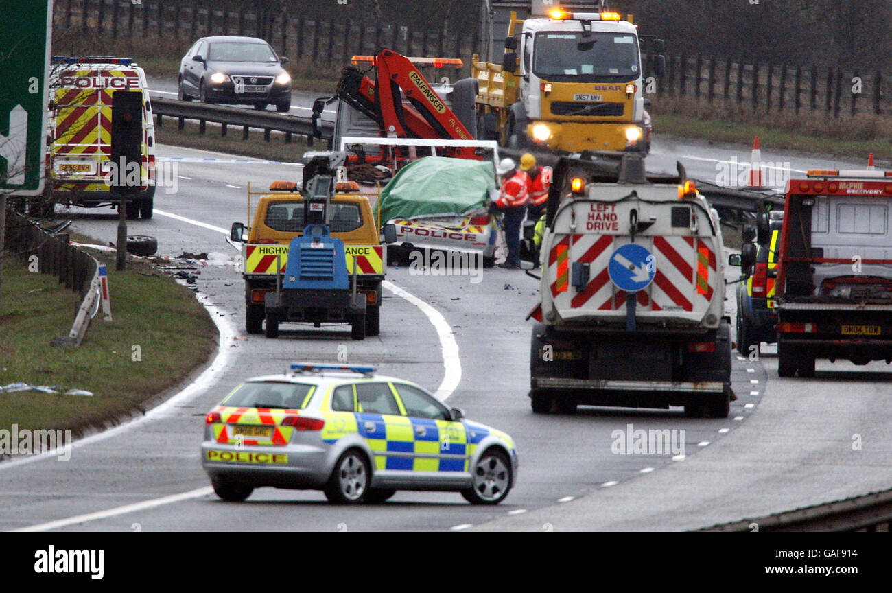 La scena sulla A8 vicino allo svincolo 6 a seguito di un incidente che coinvolgeva una macchina di polizia e un'altra macchina. Foto Stock