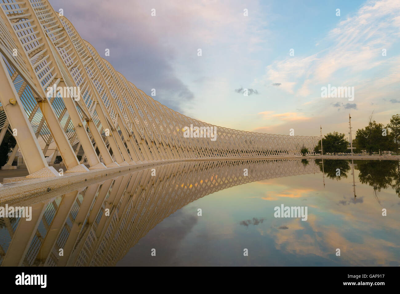 Atene, Grecia 22 ottobre 2015. Bella OAKA Kalatrava complesso in Atene riflettente nel lago. Foto Stock