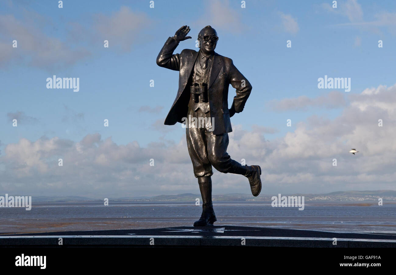 Una veduta generale della statua di Eric Morecambe a Morecambe, creata dallo scultore Graham Ibesson. Foto Stock