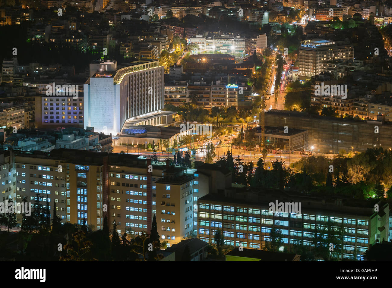 Atene, Grecia 4 novembre 2015. Notte di movimento del traffico sfocata in Atene contro le luci della città. Foto Stock