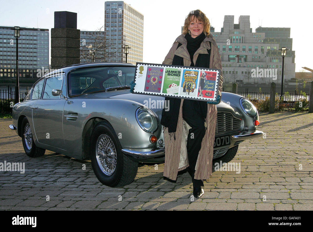 Samantha Bond svela il Royal Mail francobolli - Londra Foto Stock