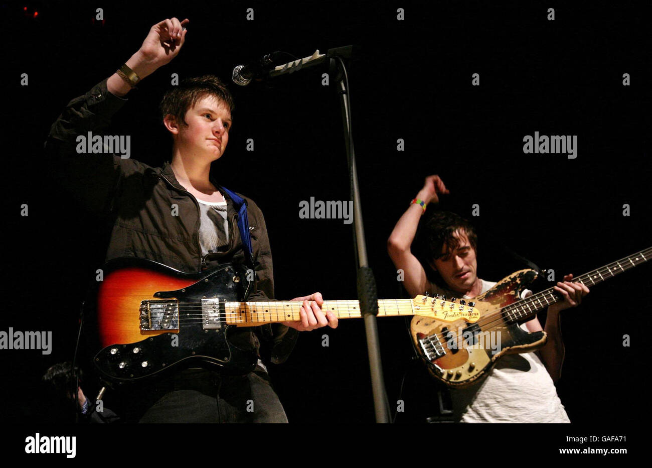 Il fan di Babyshambles Jamie Bell, 18 di Newcastle (a sinistra), viene selezionato per eseguire una canzone con la band in assenza del cantante Pete Doherty - che ha annullato all'ultimo minuto a causa di malattie, durante la festa di lancio dei NME Awards, all'Indigo O2 di Greenwich, Londra all'Indigo O2 a Greenwich, Londra. Foto Stock