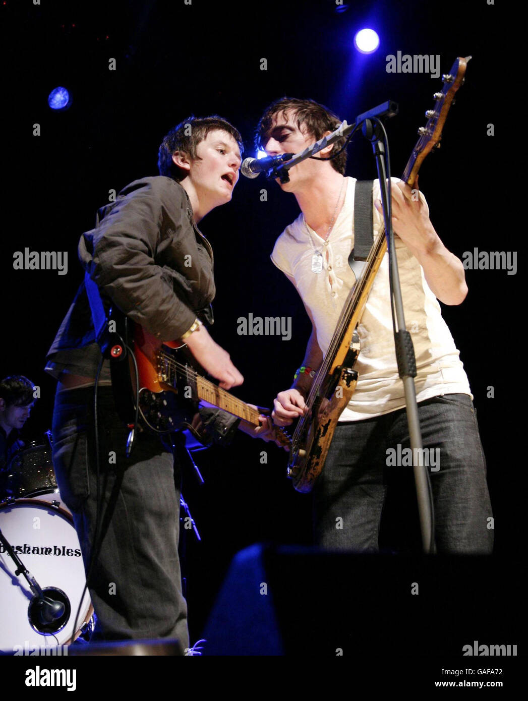 Il fan di Babyshambles, Jamie Bell, 18 di Newcastle (a sinistra), viene scelto per eseguire una canzone con la band in assenza del cantante Pete Doherty, Chi ha annullato all'ultimo minuto a causa di malattia, durante la festa di lancio dei NME Awards, all'Indigo O2 a Greenwich, Londra presso l'Indigo O2 a Greenwich, Londra. Foto Stock