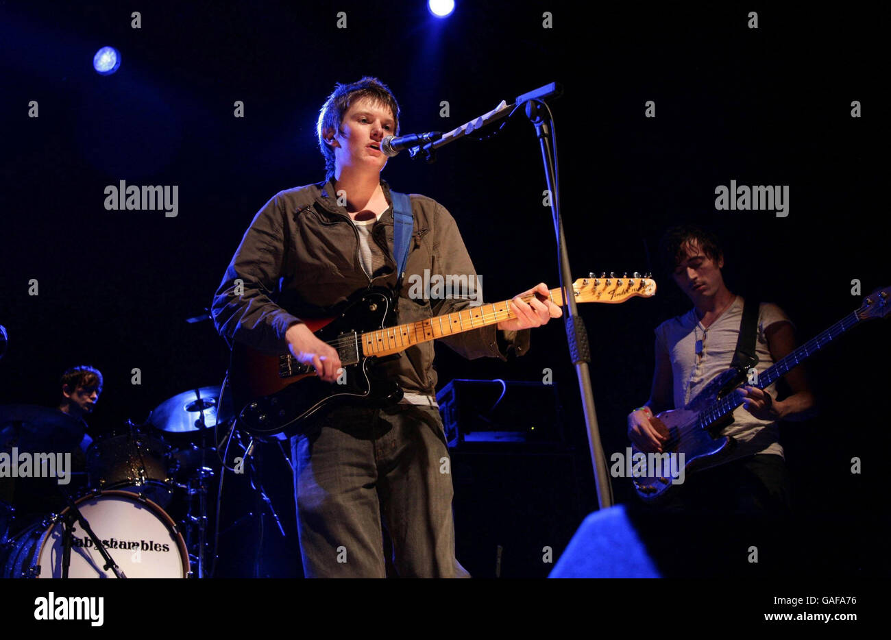 Il fan di Babyshambles Jamie Bell 18, di Newcastle, viene scelto per eseguire una canzone con la band in assenza del cantante Pete Doherty - che ha annullato all'ultimo minuto a causa di malattie, durante la festa di lancio dei NME Awards, all'Indigo O2 di Greenwich, Londra all'Indigo O2 a Greenwich, Londra. Foto Stock
