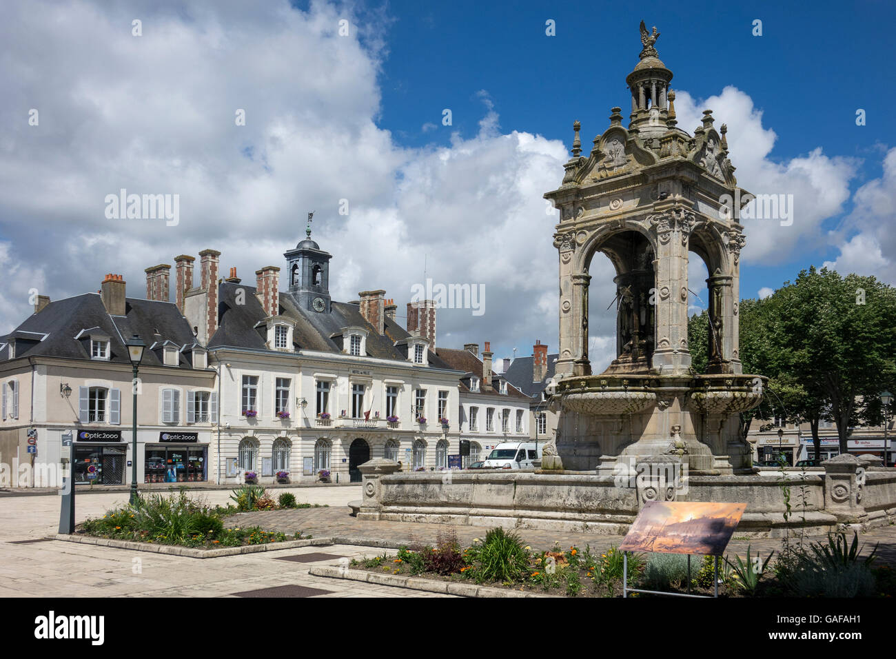 Francia, Eure-et-Loir, Chateaudun, piazza principale, Hotel-de-Ville & fontana Foto Stock
