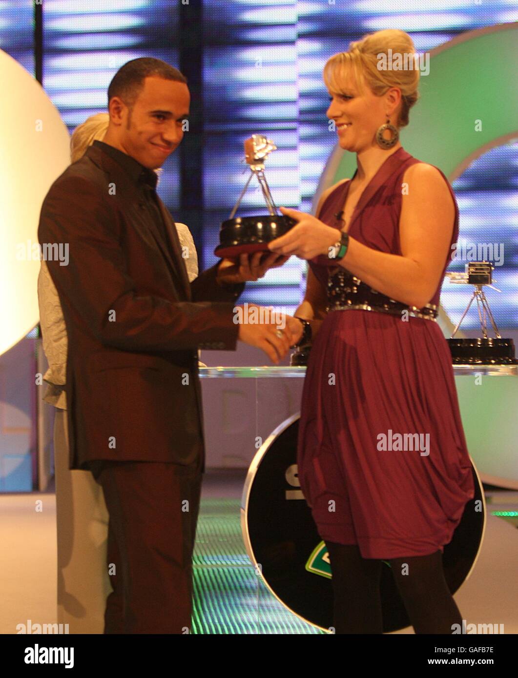 Lewis Hamilton raccoglie il premio dei secondi classificati durante i premi BBC Sports Personality of the Year 2007, al NEC di Birmingham. Foto Stock