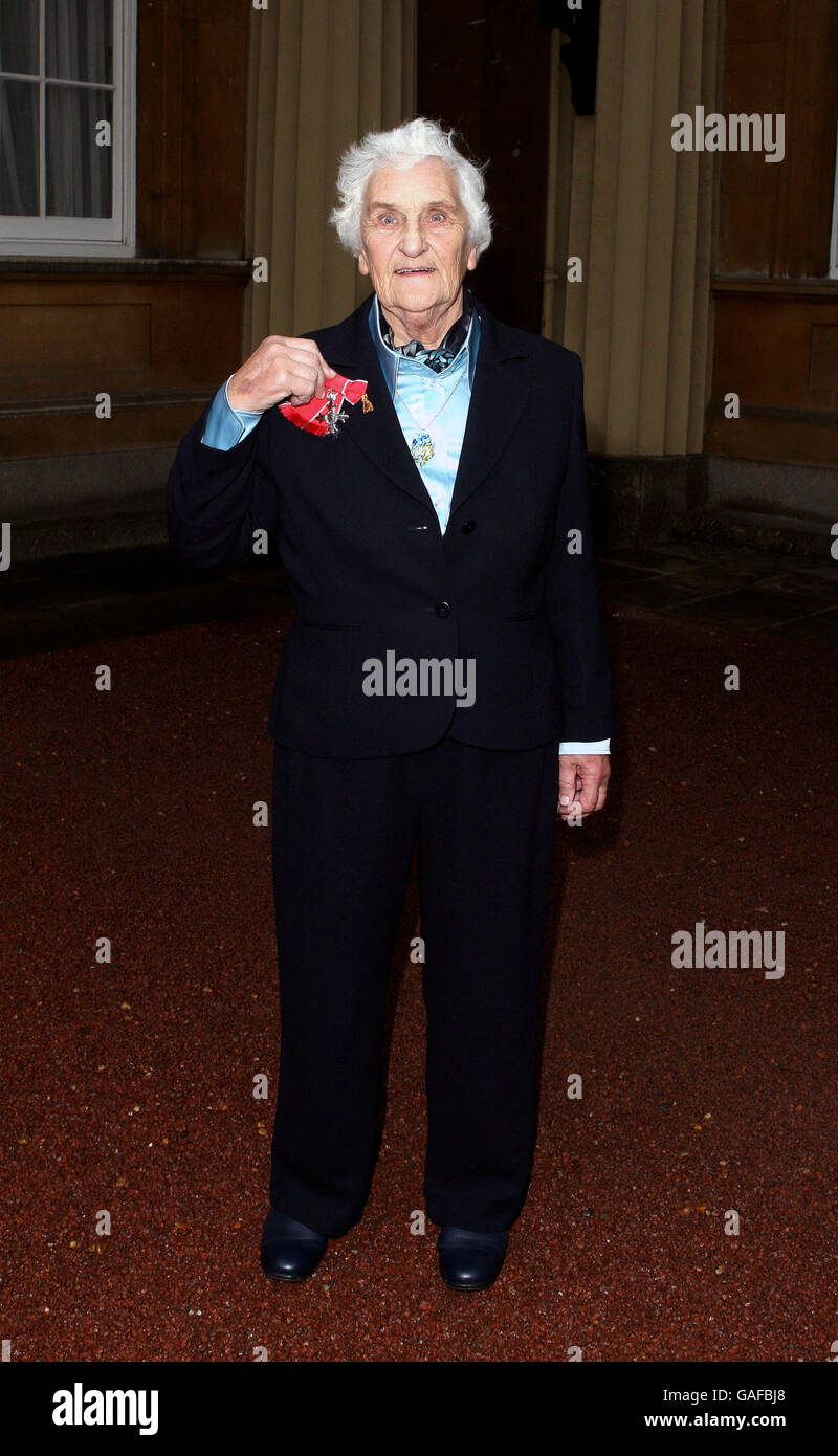 Investimenti reali - Buckingham Palace. Margaret Borley, allenatore di baseball di 77 anni, riceve il suo MBE Foto Stock