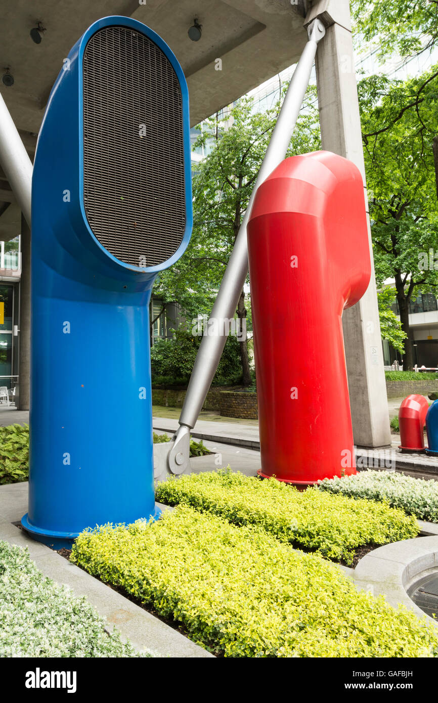 Vivacemente colorato pozzi di ventilazione a 88 Wood Street, nella città di Londra, Regno Unito Foto Stock