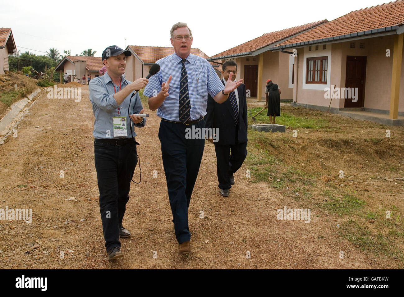 Paul Sheldon, capo esecutivo del Surrey, alla scoperta del loro terreno di villaggio di cricket a Magonna, Sri Lanka, un progetto intrapreso dopo lo tsunami del 2004. Foto Stock