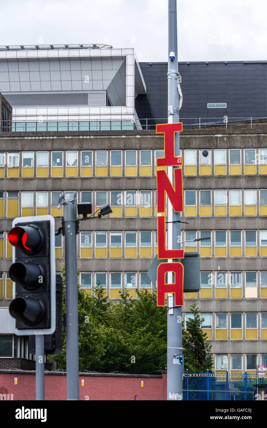 INLA grandi scritte su Belfast's Falls Road. Foto Stock