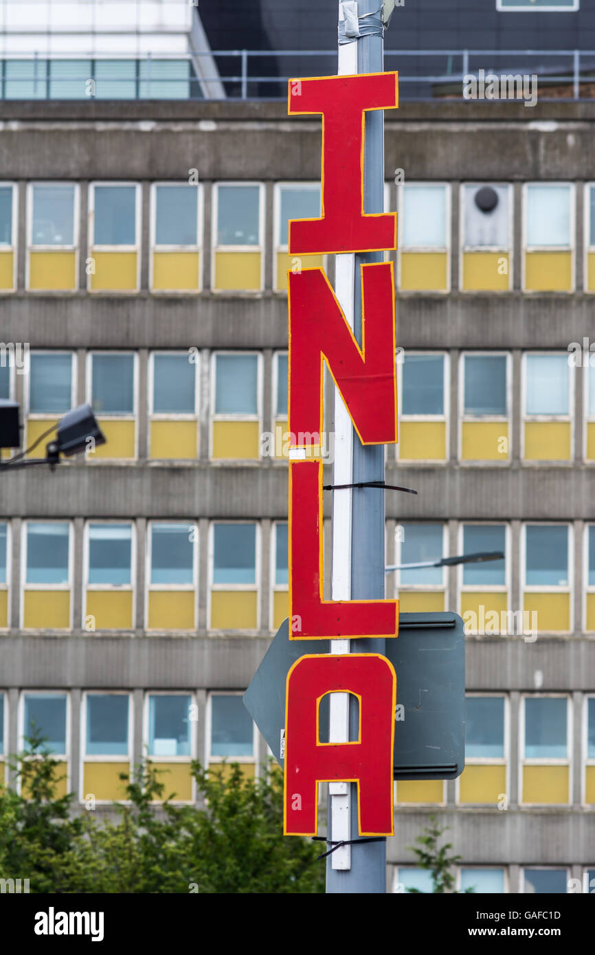 INLA grandi scritte su Belfast's Falls Road. Foto Stock