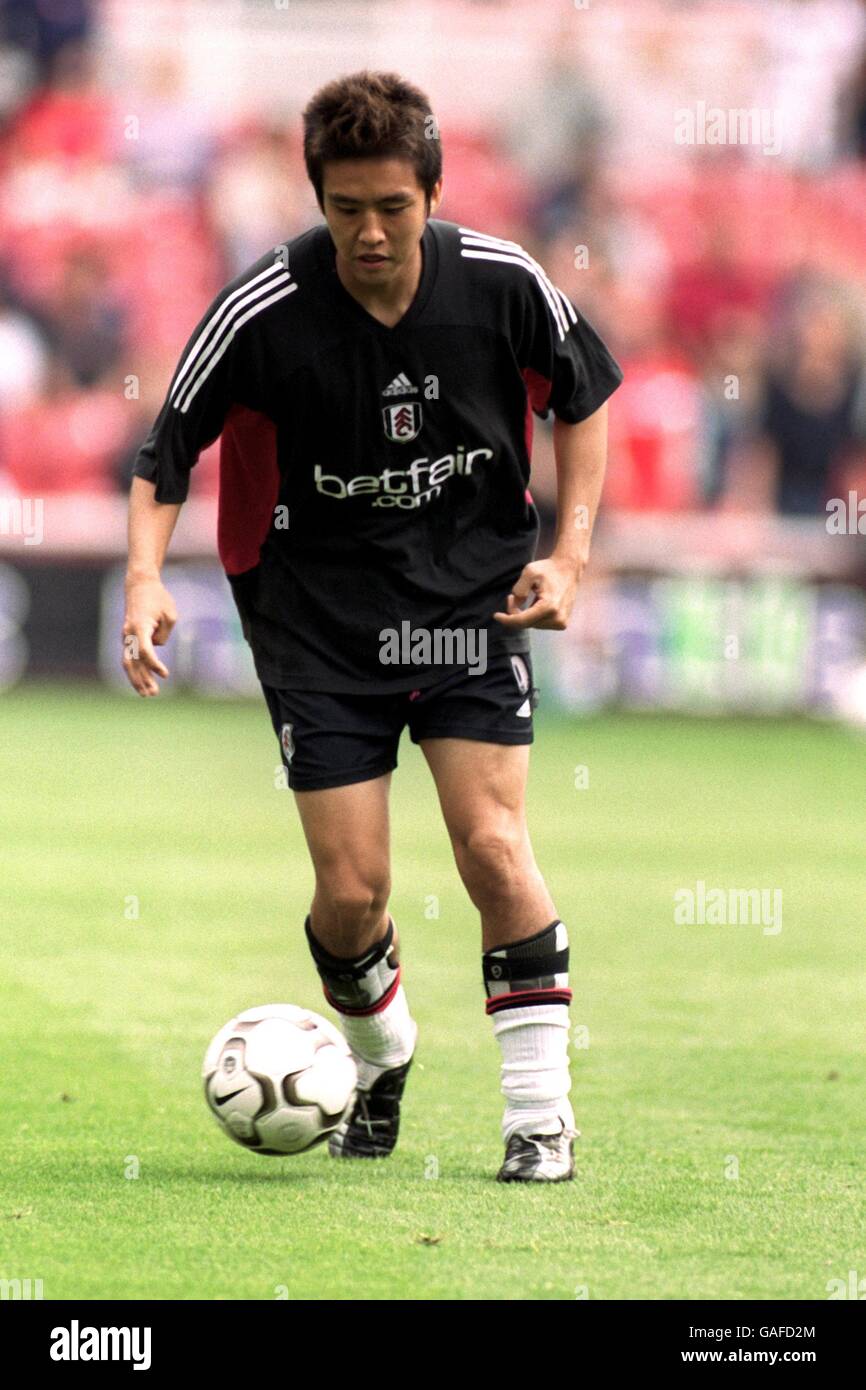 Calcio - fa Barclaycard Premiership - Middlesbrough v Fulham. Il Junichi Inamoto di Fulham si sta riscaldando per la partita contro Middlesbrough Foto Stock