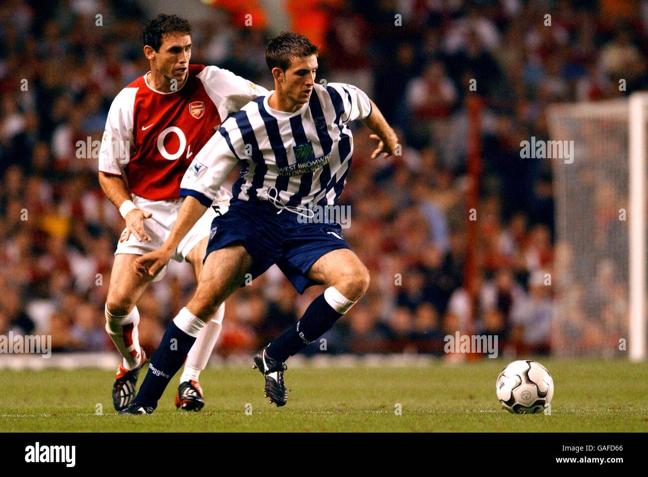 Calcio - fa Barclaycard Premiership - Arsenal / West Bromwich Albion. Martin Keown dell'Arsenal (l) rimane vicino dietro il West Bromwich Albion's Scott Dobie (r) Foto Stock