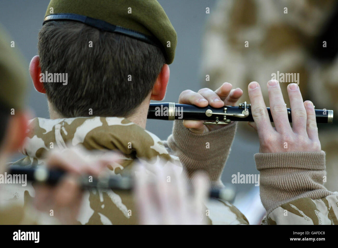 I giocatori del piccolo del 1° Battaglione, Irish Guards, tornano da un tour di sei mesi in Iraq, alla loro base di casa Mons Barracks ad Aldershot. Foto Stock