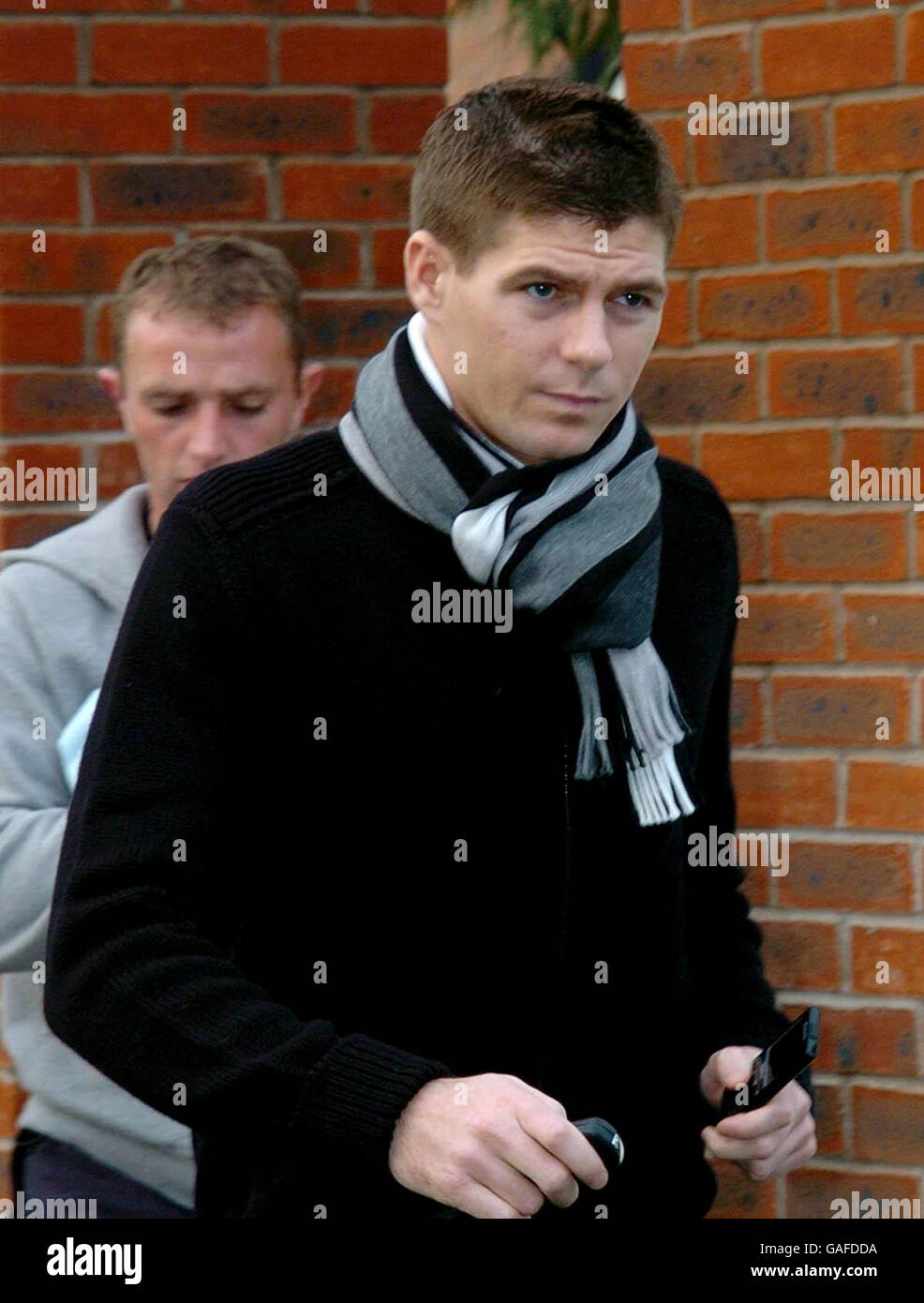 Il calciatore inglese Steven Gerrard lascia la sua casa a Formby, Merseyside, dove sua moglie Alex Curran è stata confrontata con quattro ladri la scorsa notte. Foto Stock Il calciatore inglese Steven Gerrard lascia la sua casa a Formby, Merseyside, dove sua moglie Alex Curran è stata confrontata con quattro ladri la scorsa notte. Foto Stock