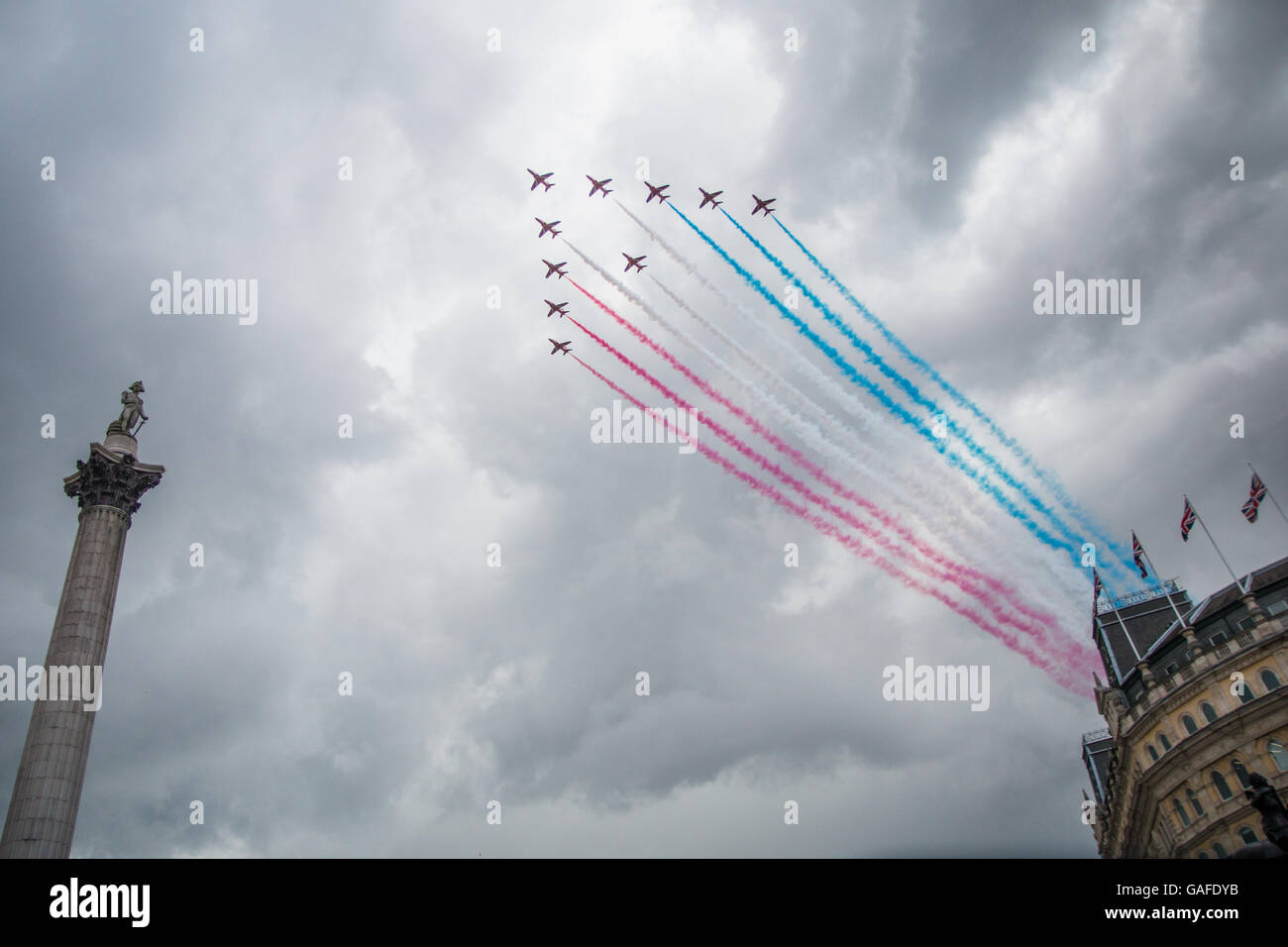 Le frecce rosse su Trafalgar Square per orgoglio di Londra 2016 Foto Stock