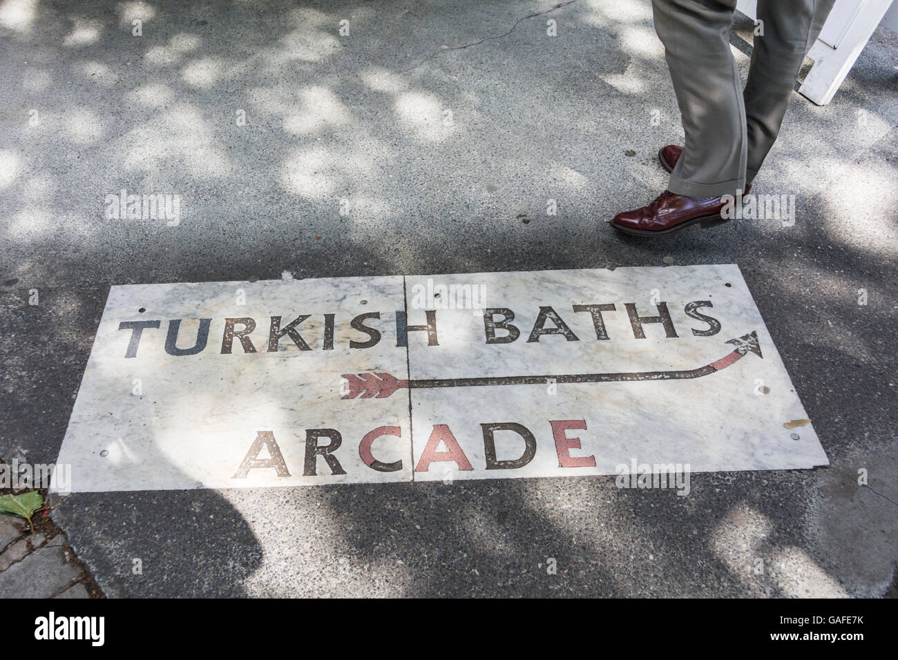 Bagni turchi Arcade pavimentazione strada segno su Southampton Row A LONDRA, REGNO UNITO Foto Stock