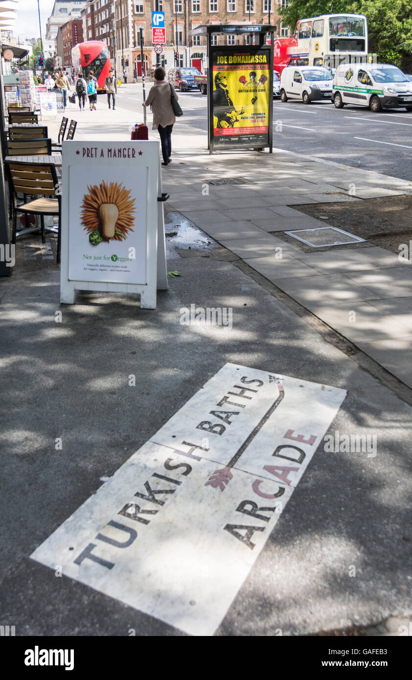 Bagni turchi Arcade pavimentazione strada segno su Southampton Row A LONDRA, REGNO UNITO Foto Stock