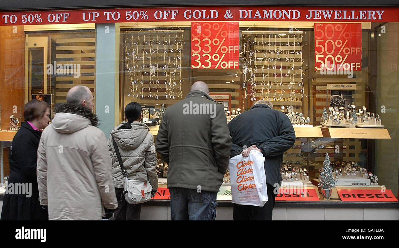 Con poco più di una settimana fino al giorno di Natale, gli acquirenti possono sfruttare al massimo le vendite pre-natalizie a Birmingham. Foto Stock
