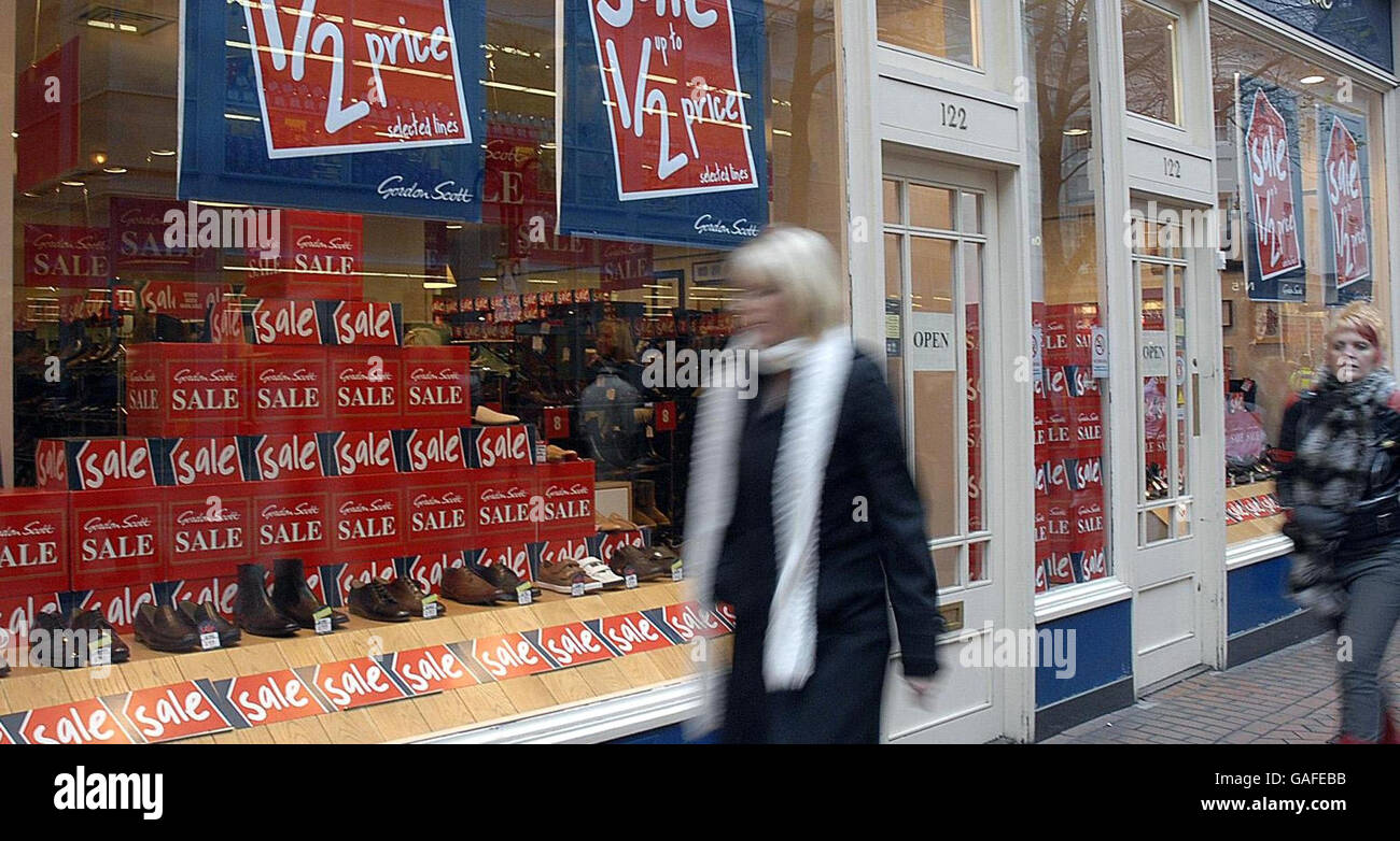 Con poco più di una settimana fino al giorno di Natale, gli acquirenti possono sfruttare al massimo le vendite pre-natalizie a Birmingham. Foto Stock