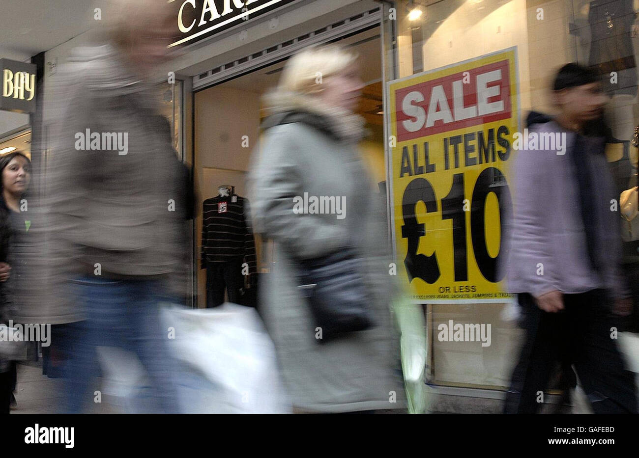 Con poco più di una settimana fino al giorno di Natale, gli acquirenti possono sfruttare al massimo le vendite pre-natalizie a Birmingham. Foto Stock