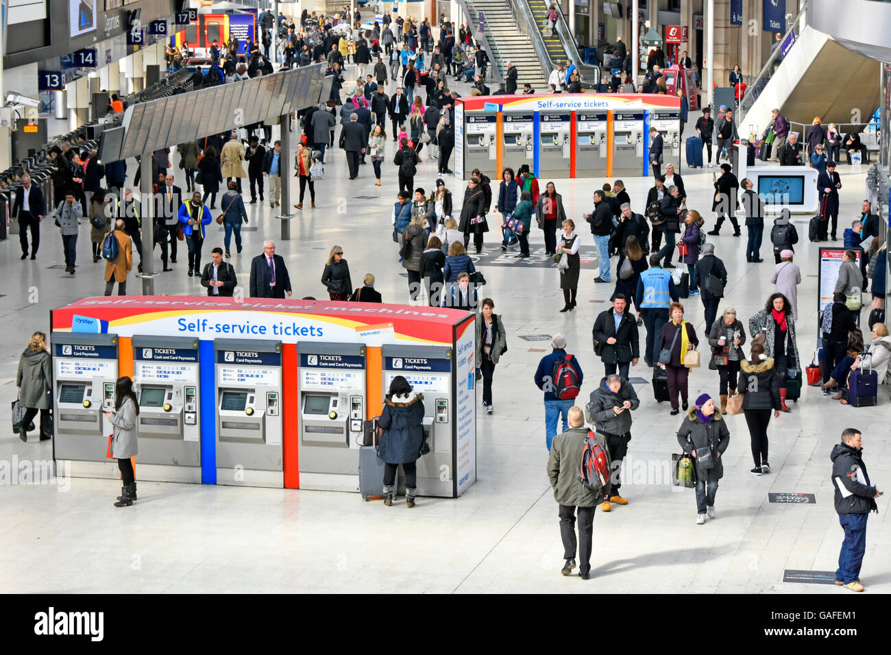 Guardando giù su passeggeri e pendolari due macchine self-service biglietti alla trafficata stazione ferroviaria di Waterloo a Lambeth Londra Inghilterra Regno Unito Foto Stock