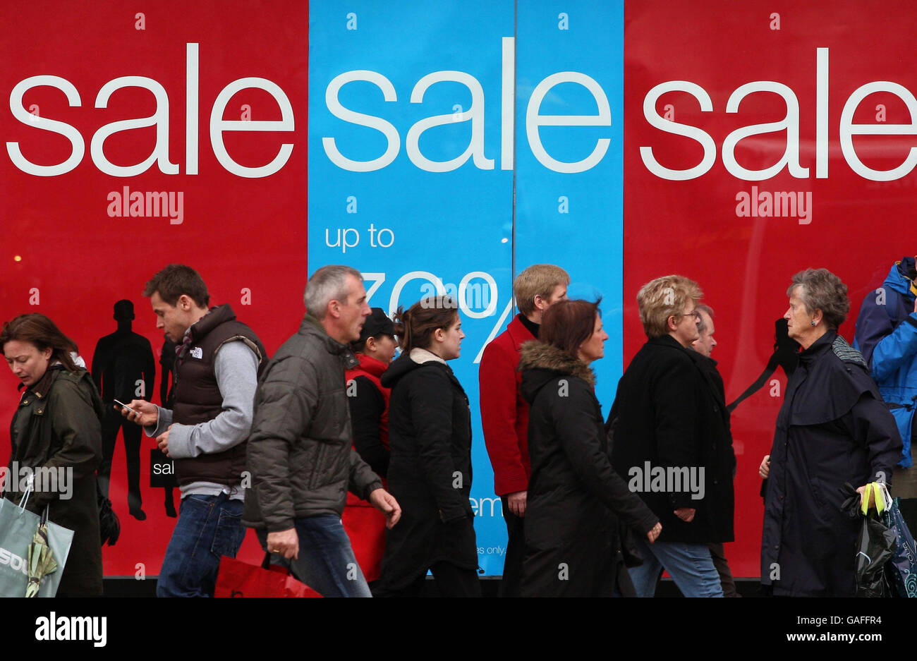 Gli acquirenti fotografati su Princes Street a Edimburgo alla ricerca di occasioni nelle vendite. I centri commerciali di tutto il Regno Unito si stanno rinforzando per una corsa ancora più grande oggi come le vendite post-natalizie entrano nell'oscillazione completa. Foto Stock