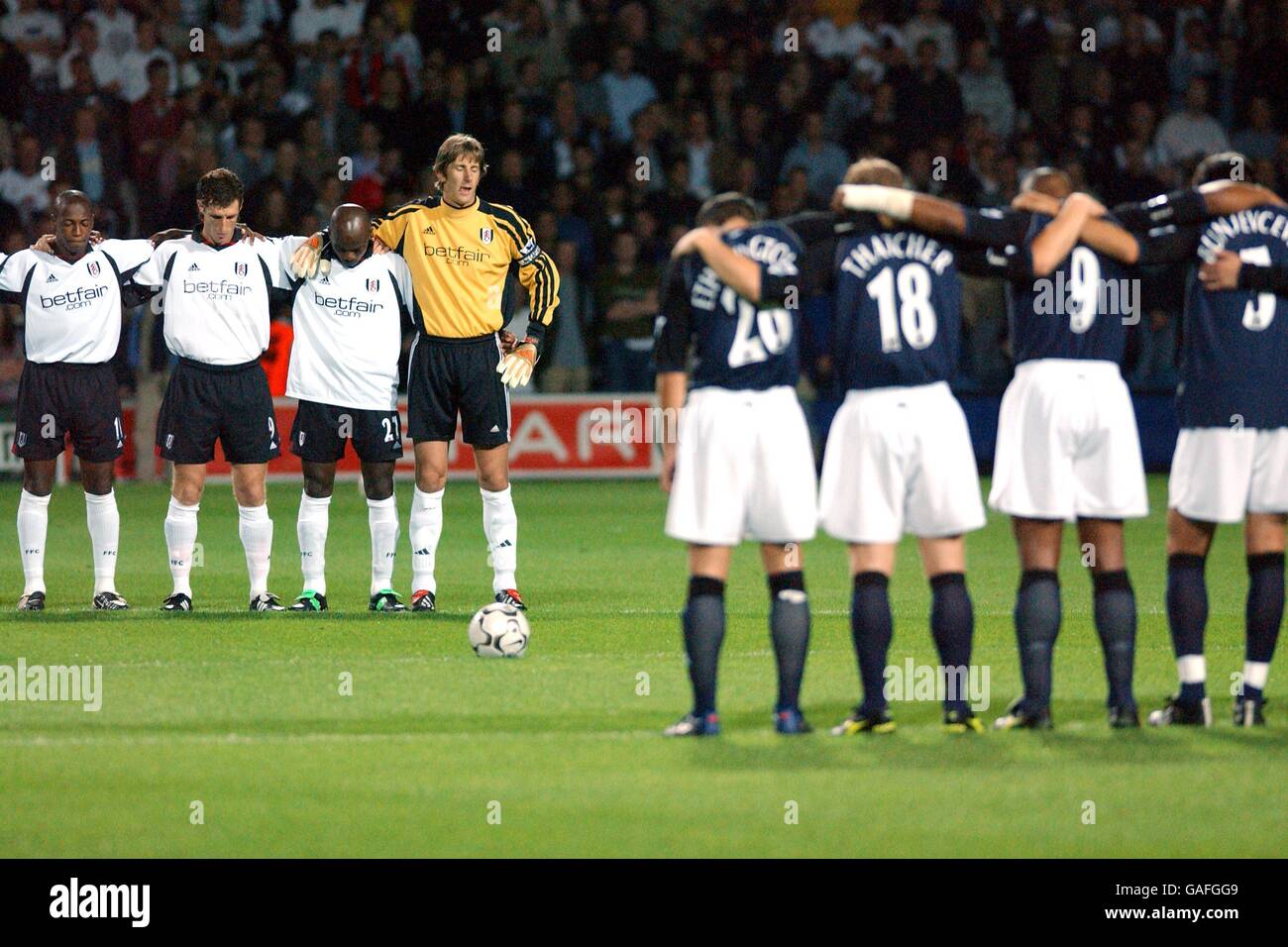 I giocatori di Fulham e Tottenham Hotspur osservano un minuto di silenzio Ricordate le persone uccise negli attentati terroristici dell'11 settembre Negli Stati Uniti Foto Stock