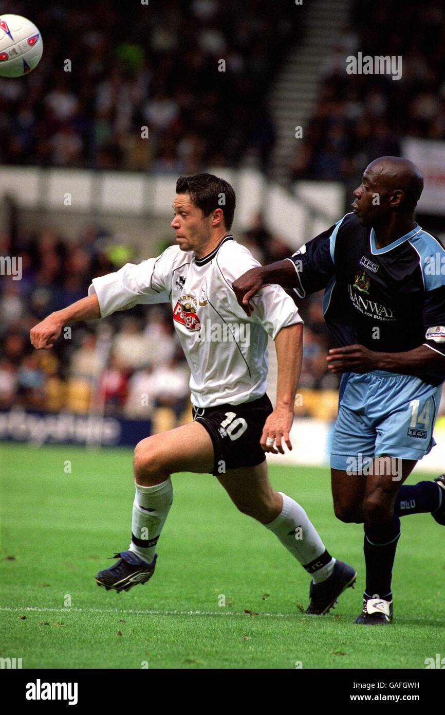 Il Malcolm Christie (l) della contea di Derby è contrassegnato dal Burnley's Ian Cox (r) Foto Stock