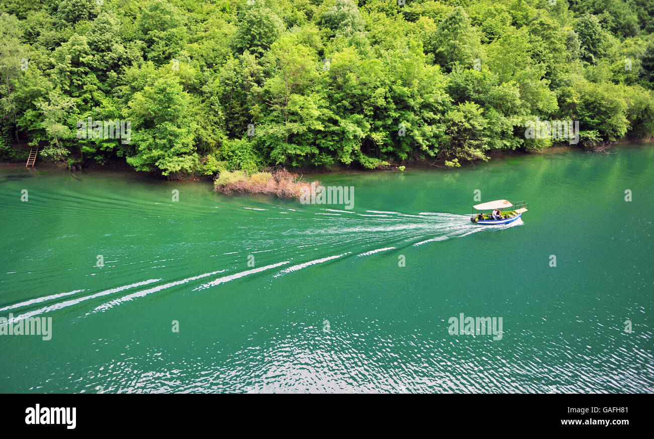 Barca a motore nel lago di Canyon Matka in Macedonia Foto Stock