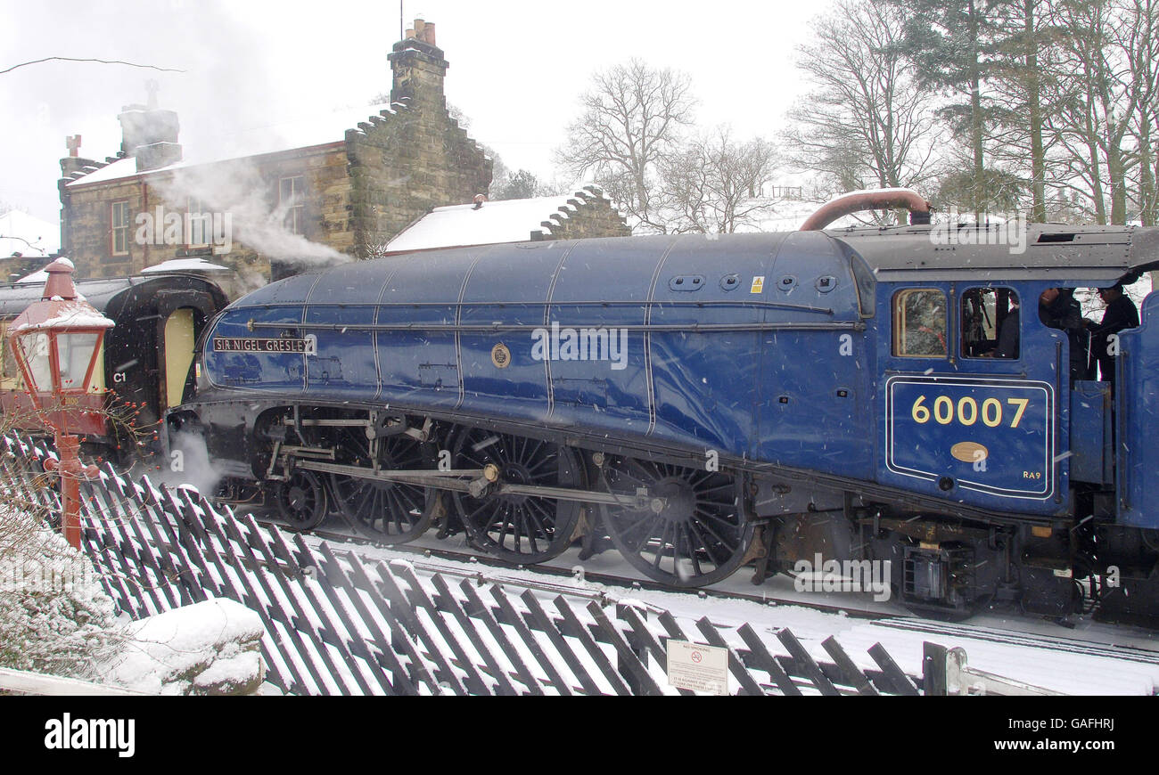 La locomotiva "ir Nigel Gresley" esce dalla stazione di Goathland sulla North Yorkshire Moors Railway, dopo che la neve è caduta all'inizio di oggi. Foto Stock