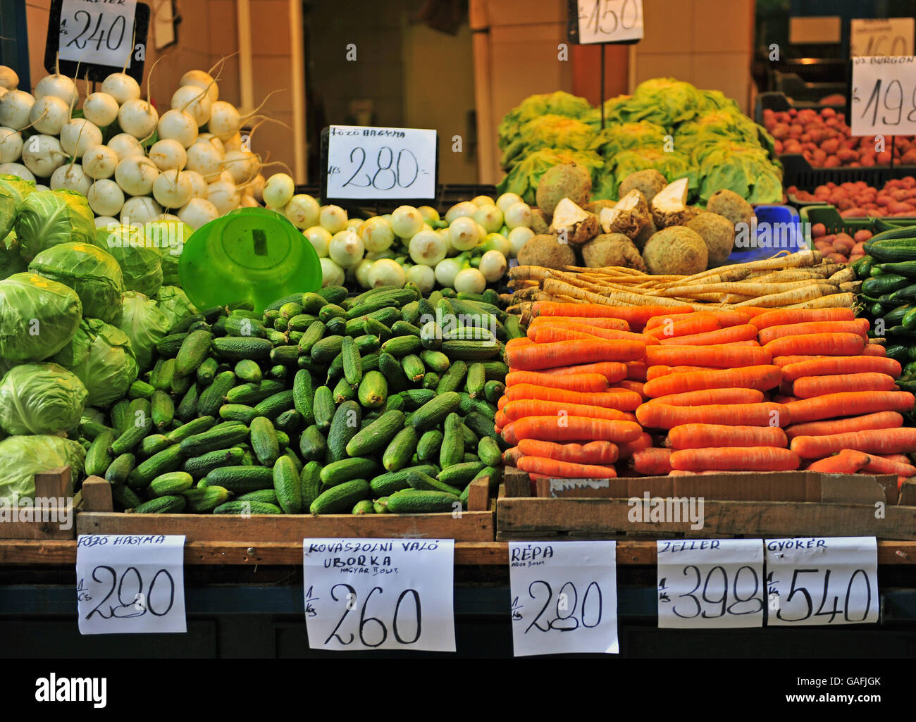 Varietà di verdure nel mercato alimentare di Budapest Foto Stock