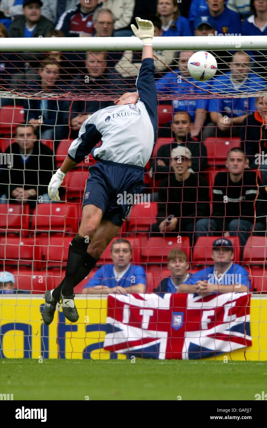 Calcio - Nationwide League Division uno - Stoke City / Ipswich Town. Andy Marshall, custode della città di Ipswich, non può fermare la palla mentre Stoke prende il comando Foto Stock