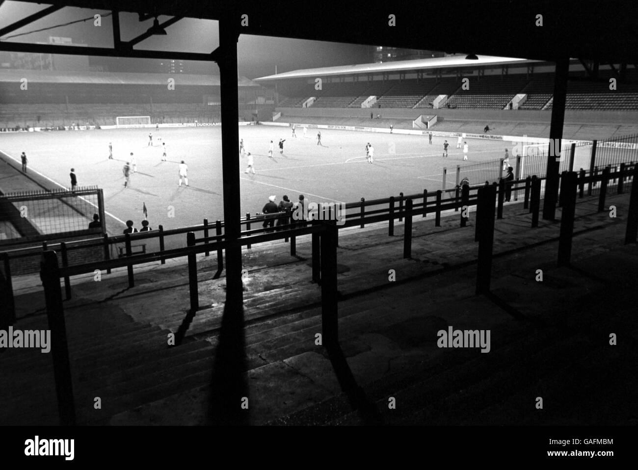 Vista generale dell'azione in un Upton Park vuoto. La partita è stata disputata a porte chiuse dopo che la UEFA ha stabilito che i fan di West Ham United erano responsabili dei problemi di folla nella prima tappa in Spagna Foto Stock