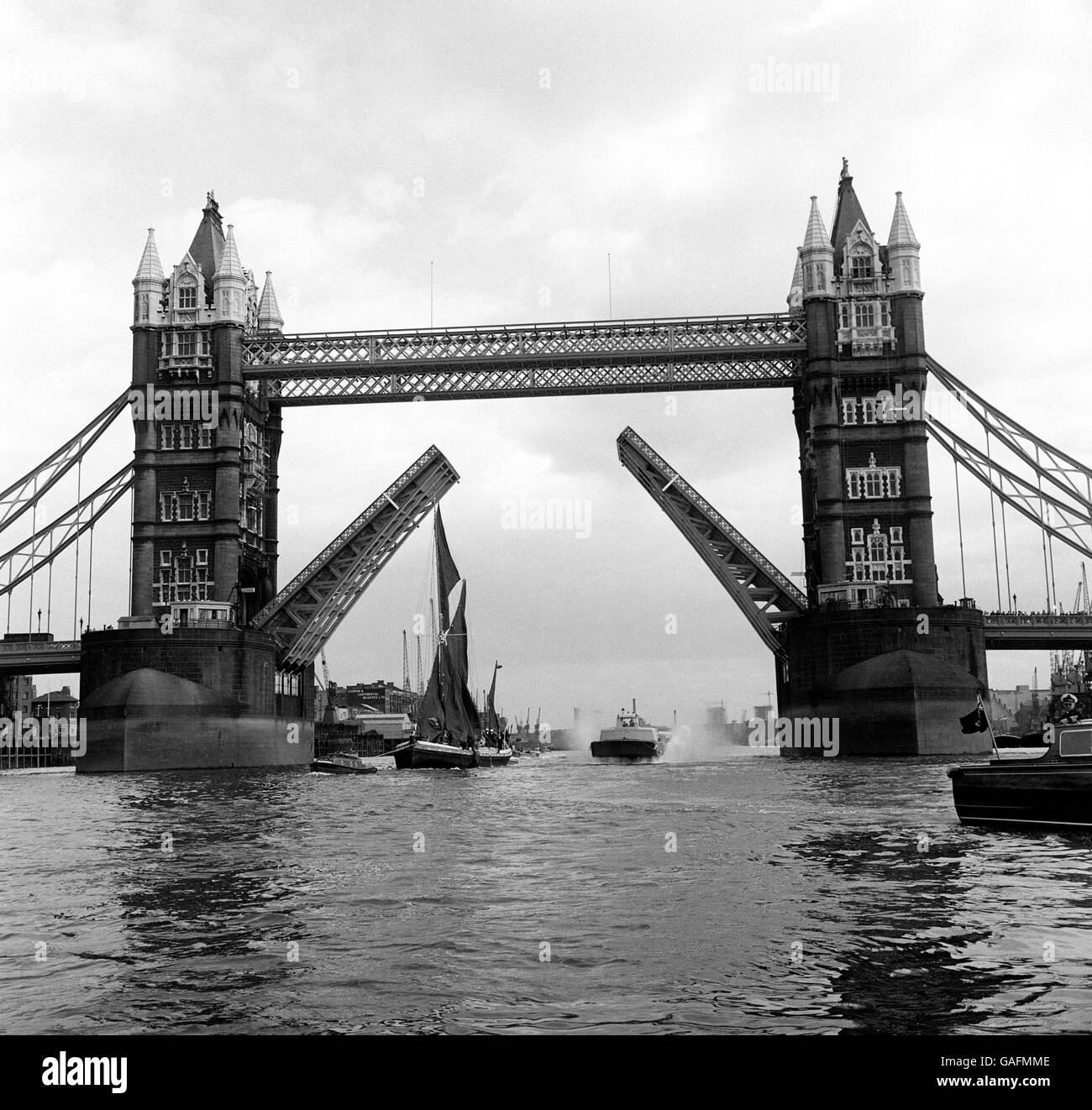 Trasporti - Il Tower Bridge si apre per hovercraft e barca a vela Foto Stock