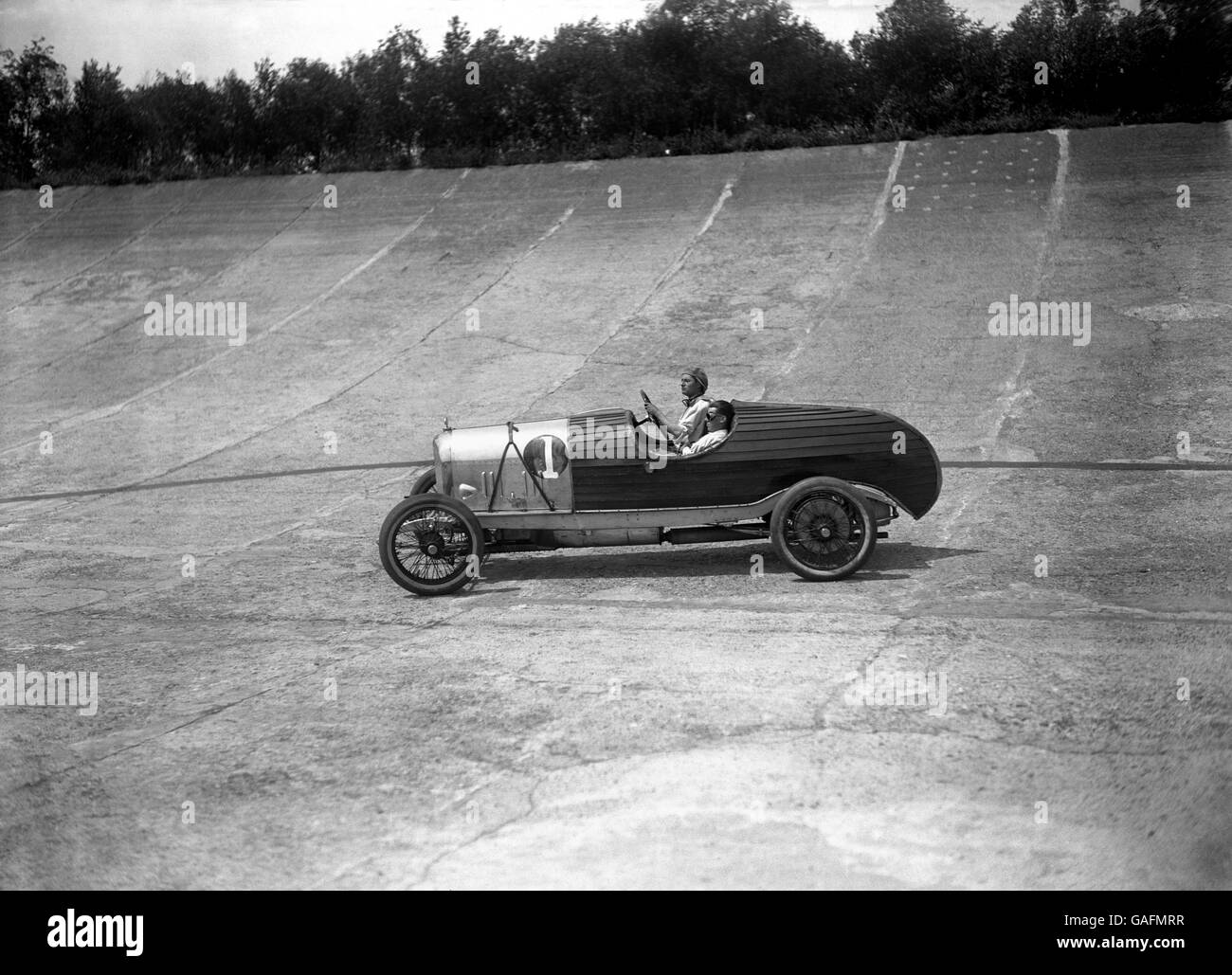 L'onorevole Granville Egerton nella quarta gara alla guida di una vettura Bentley, a Brooklands. Foto Stock